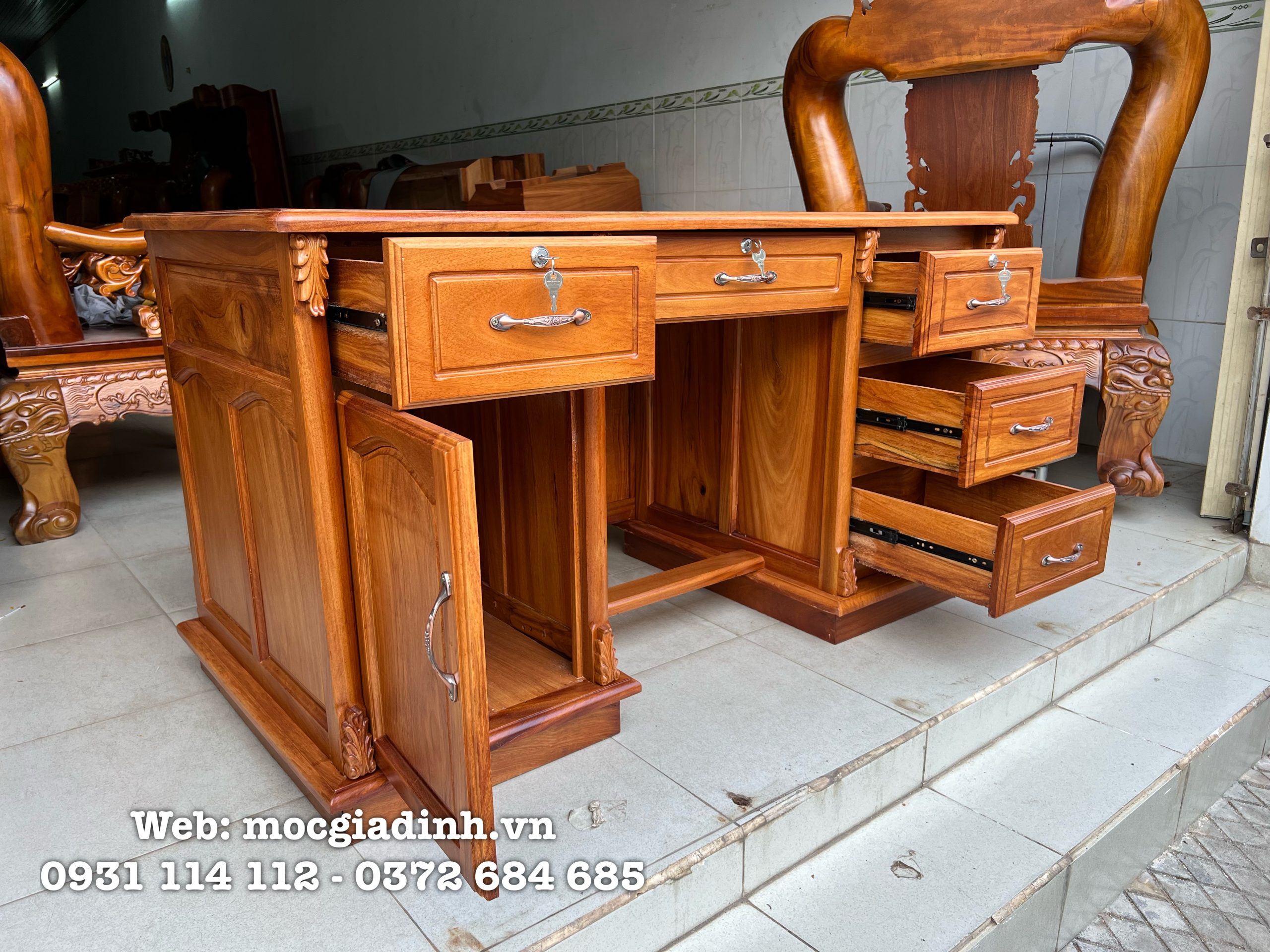 bàn làm việc gỗ gõ đỏ chạm hoa mai