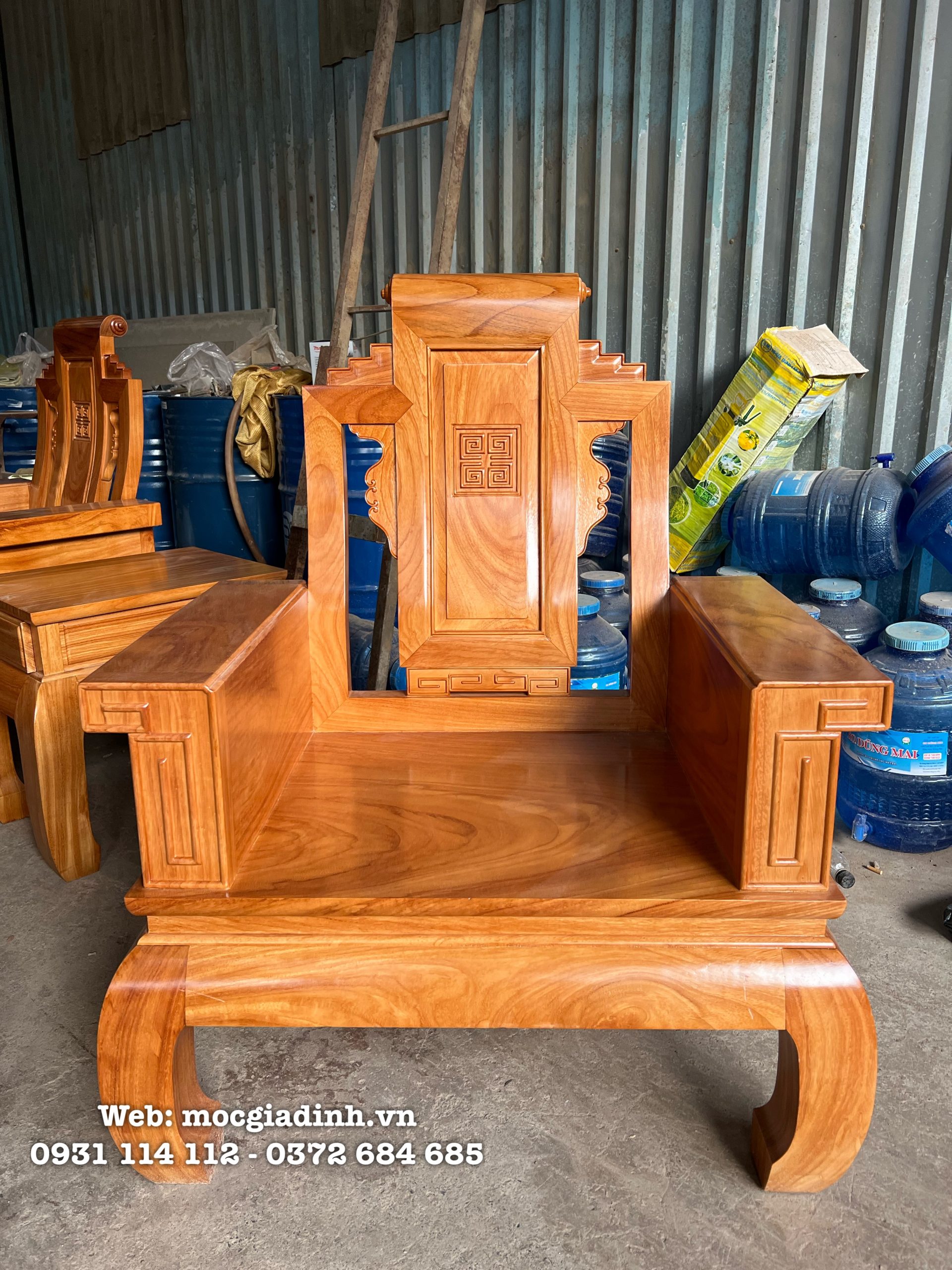 bàn ghế phòng khách thái tử