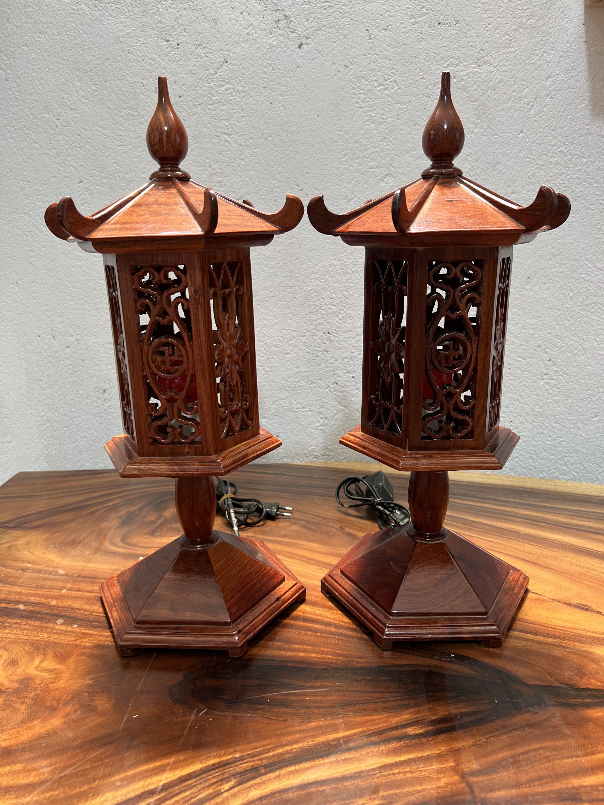 C15A2197-9BBB-4C04-9043-C9FCAD146C08 Chân đèn lồng gỗ hương