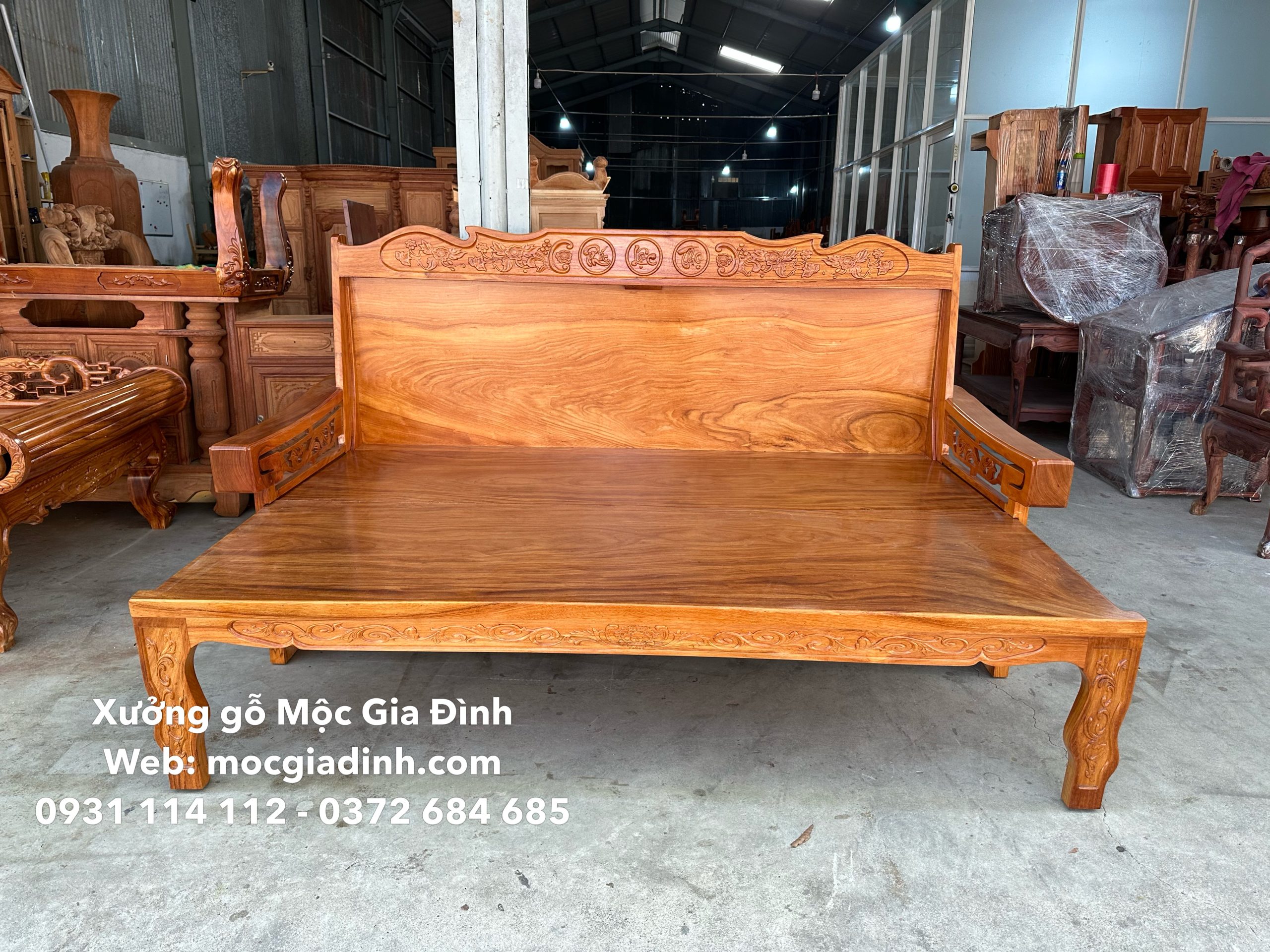 C908BDFB-FB35-4691-B57F-5E4C3459D810 Trường kỷ Gõ Đỏ hiện đại