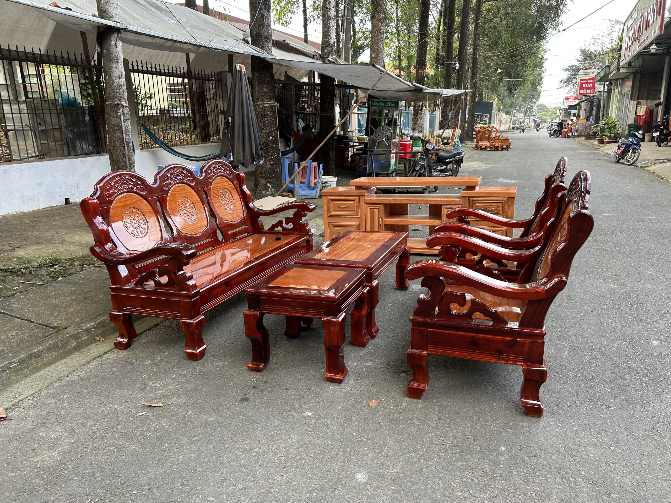 3393EF7B-507A-4817-A195-9AC5472C2444 Bộ bàn ghế Thùng Chạm Hoa