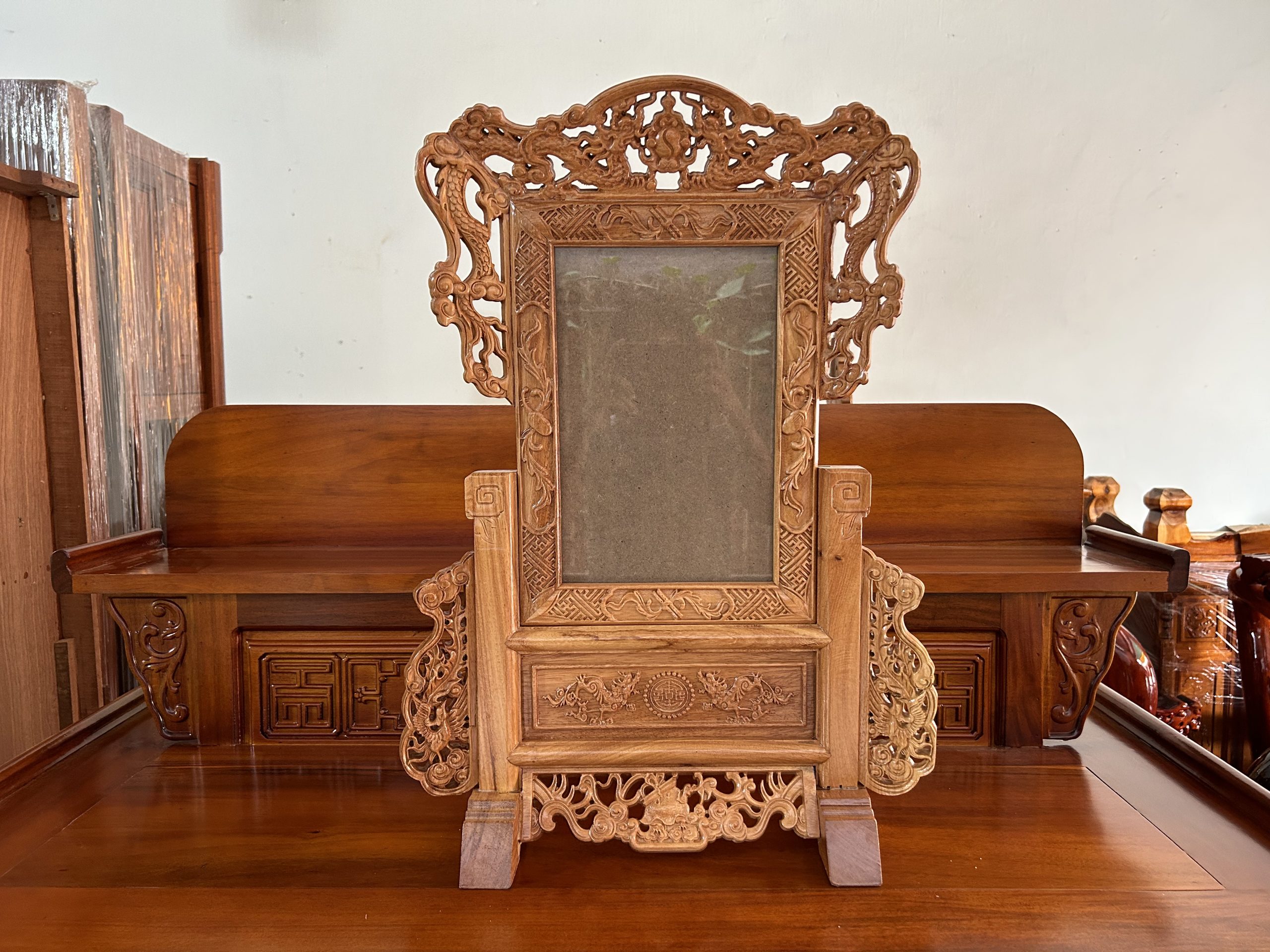 A8766BF8-DA7D-4AF7-B9E5-8A0653835609 Khung ảnh thờ Gõ Đỏ Viền Gấm hiện đại