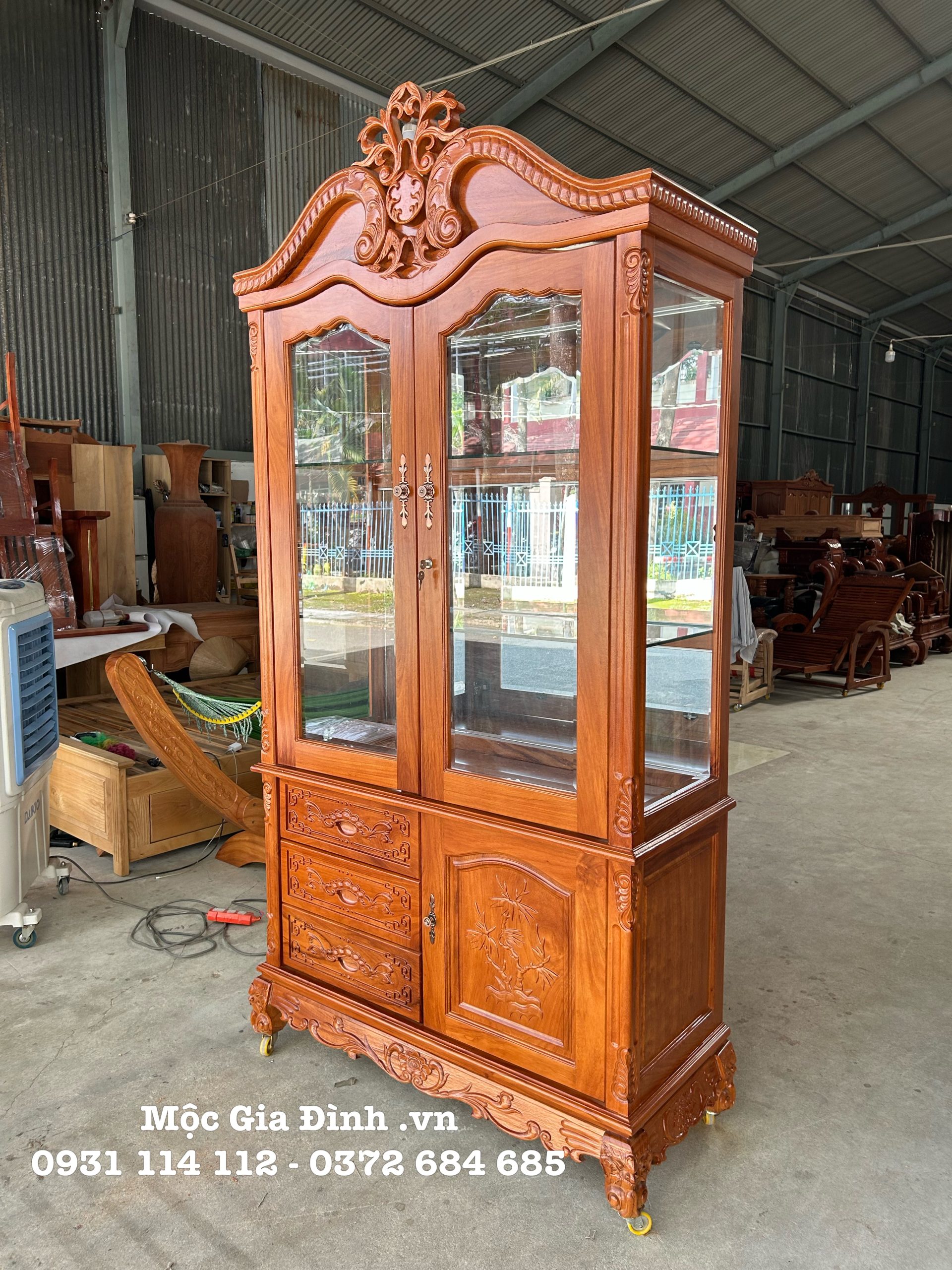 3E36E866-C66B-48DA-8F15-3D213B5DDC73 Tủ rượu gõ đỏ hoa lá tây đơn giản