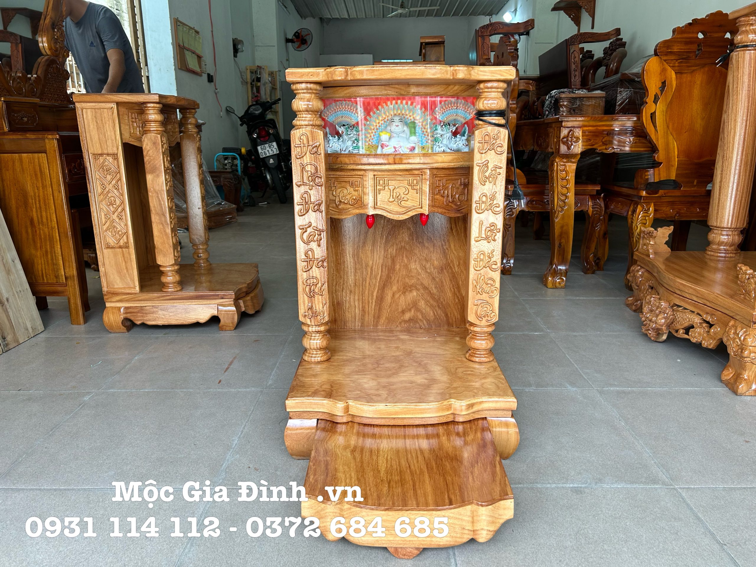 9D398303-449F-4CB7-888F-A91A733F0C9A Bàn thờ Thần Tài Gõ Đỏ Đình Cong Đèn 48*48*81 gỗ quý