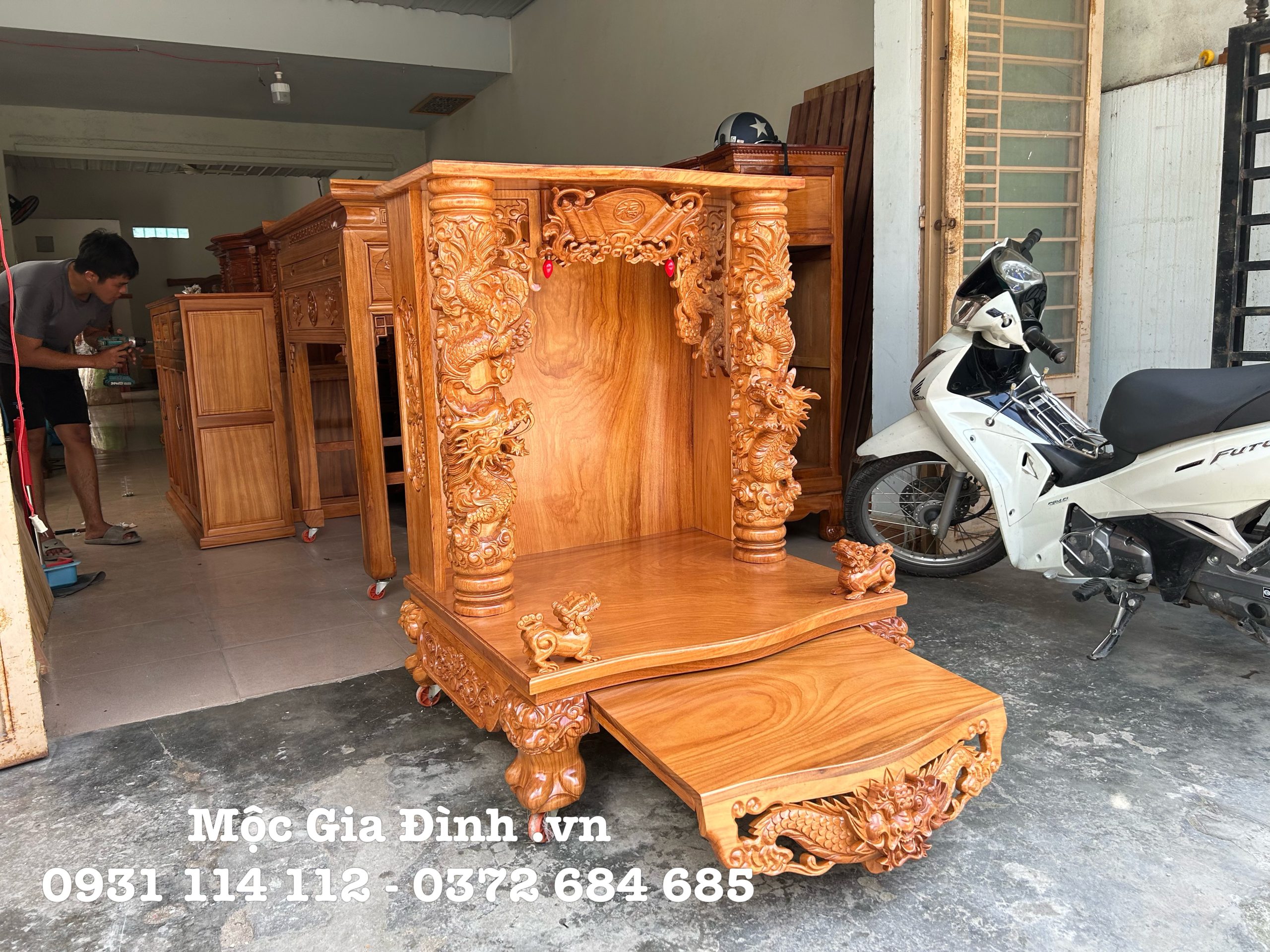 BDAD1DFD-797A-467B-AD1D-98FB51AC4AA6 Bàn thờ Thần Tài Gõ Đỏ Rồng Mây 88*81*118 mặt 3cm hiện đại