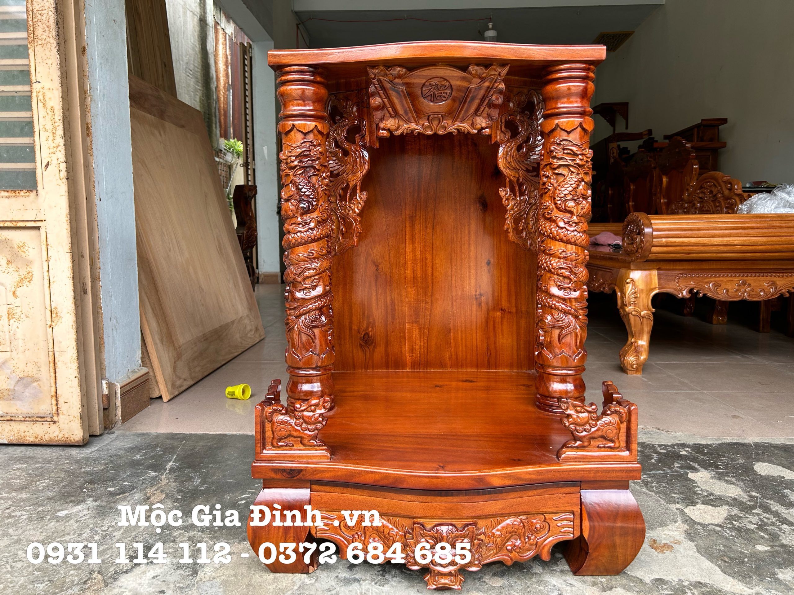 B94F0D1A-820C-47BA-B650-2BC1A63B0CC4 Bàn thờ Thần Tài Gỗ Tràm cột chạm- 60*60*88