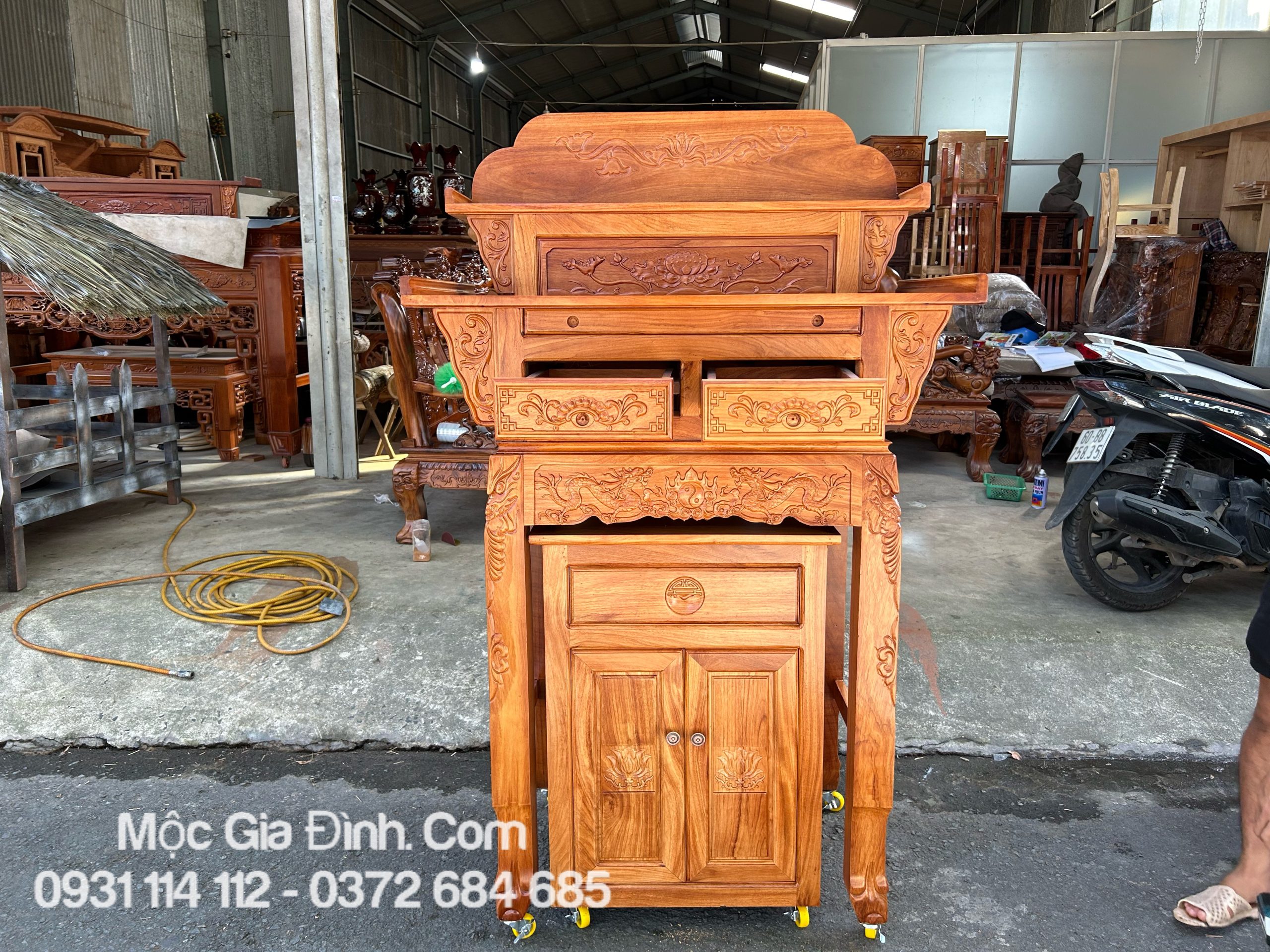 IMG_5920 Bàn thờ Gia Tiên Gõ Đỏ nhị cấp chân chạm tháo lắp