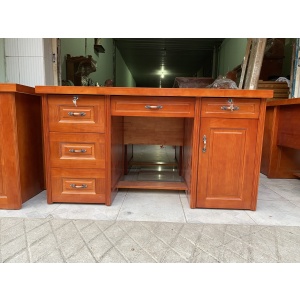 bàn làm việc thông màu